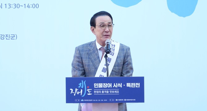 노동진 회장이 1일 '민물장어 국회 시식 및 특판전'에 참여해 민물장어의 맛과 우수성을 알리는 홍보하고 있다. ⓒ 수협중앙회