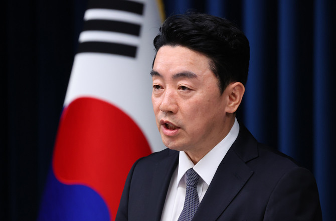 강훈식 비서실장은 비서실장 주재 수석보좌관 회의에서 개인정보보호와 국유재산 활용, 체육계 폭력 근절, 외국인 계절 근로자 인권 보호 등 최근 사회적 문제에 대해 지적했다. ⓒ 연합뉴스