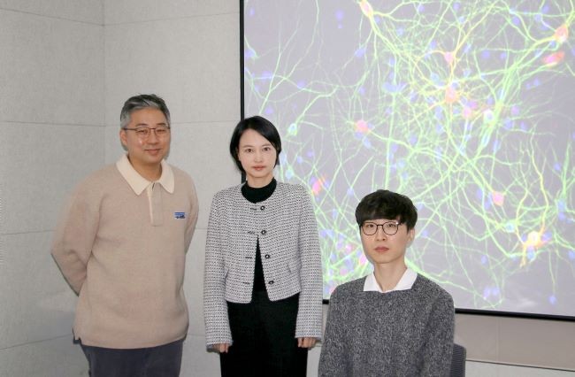 왼쪽부터 DGIST 고재원·엄지원 교수, 김현호 박사후연수연구원. ⓒ DGIST