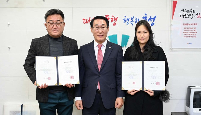 왼쪽부터 이승주 월산상가 회장, 이용록 홍성군수, 박서후 내포청사로 상인회 총무. ⓒ 홍성군