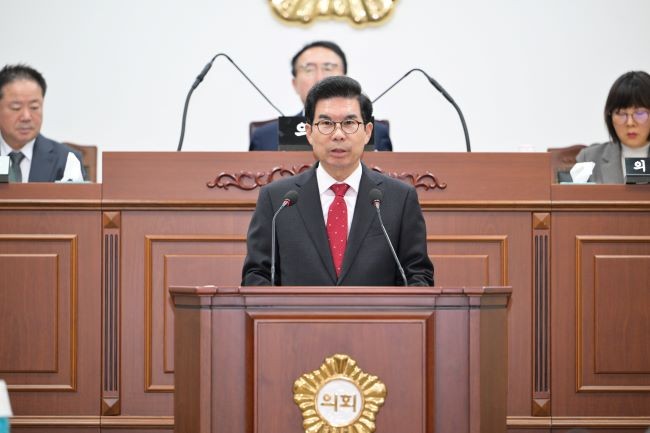 김광열 영덕군수가 영덕군의회 제318회 2차 정례회에서 시정연설을 하고 있다. ⓒ 영덕군