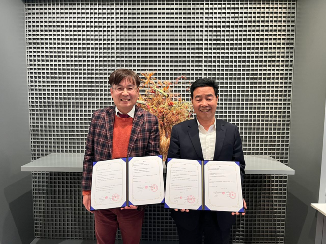 박성규 나노실리칸첨단소재 사장(왼쪽)과 중국 파트너사 현지 총경리가 실리콘 슬러지 구매 의향서를 체결한 뒤 기념 촬영을 하고 있다. ⓒ 나노실리칸첨단소재