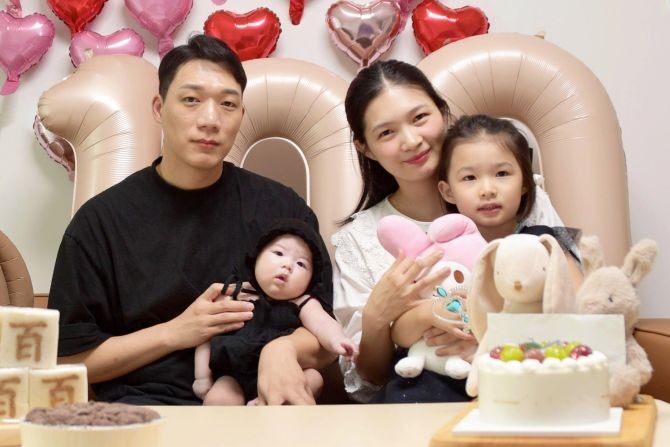 7월 육아동행지원금을 받은 정호진 한화갤러리아 과장(왼쪽) 가족. © 한화갤러리아