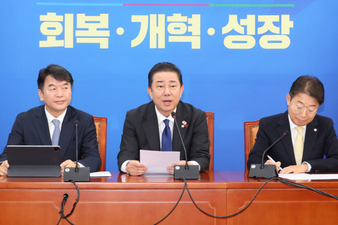 김병기 더불어민주당 원내대표가 2일 서울 여의도 국회에서 열린 원내대책회의에서 발언하고 있다. ⓒ 연합뉴스