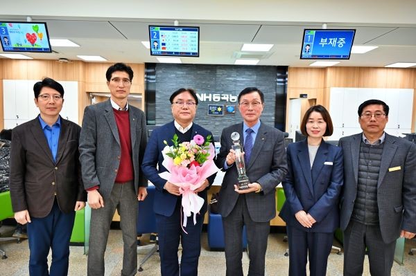 동곡농협은 2일 농협중앙회로부터 '상호금융대출금 700억원 달성탑'을 수상했다. ⓒ 농협중앙회 광주지역본부