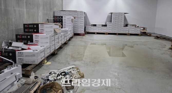 보령시 예미지 아파트 지하주차장에 방치된 하자 보수용 자재와 바닥에 물이 고여 있다. ⓒ 프라임경제