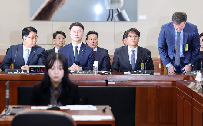 브랫 매티스 쿠팡 최고 정보 보호 책임자(CISO)가 2일 서울 여의도 국회에서 열린 과학기술정보방송통신위원회의 쿠팡 개인정보 유출 사고 관련 현안질의에 출석해 고개숙여 인사하고 있다. 왼쪽부터 이정렬 개인정보보호위원회 부위원장, 류제명 과기정통부 2차관, 쿠팡 박대준 대표이사, CISO. ⓒ 연합뉴스