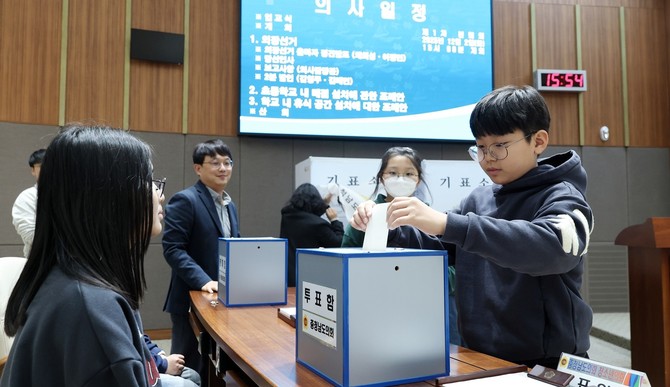 2일 홍성 내포초등학교 학생 20명과 지도교사 1명이 의장 선거 후보들의 정견 발표를 듣고 직접 투표를 통해 의장을 선출하며 주민대표인 도의원의 역할을 체험하고 있다. ⓒ 의회사무국