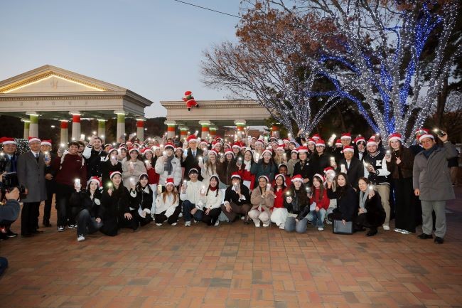 계명대는 지난 1일 오후 5시 성서캠퍼스 정문 앞 광장에서 성탄점등식을 가졌다. ⓒ 계명대학교