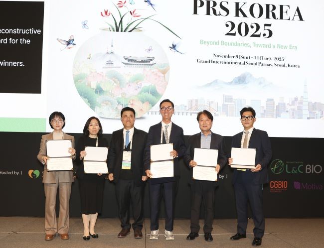 대한성형외과학회 국제학술대회 최고 논문상 수상 사진(맨 왼쪽 신혜경 교수). ⓒ 동국대 WISE캠퍼스