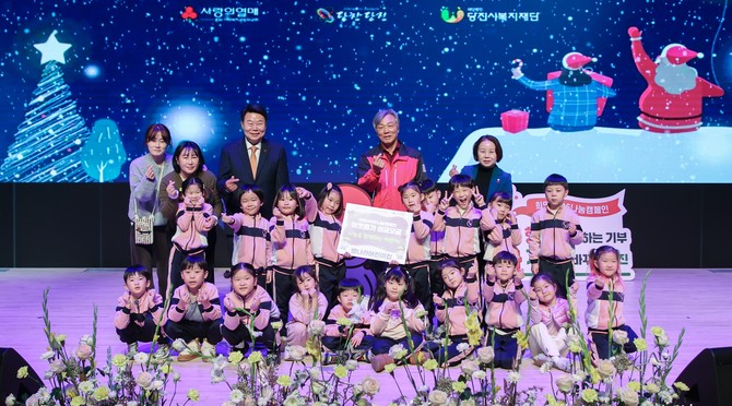 오성환 시장이 지난 2일 당진시청 대강당에서 '희망 2026 나눔 캠페인 이웃돕기 성금 모금 개막식'을 개최 후 기념촬영을 하고 있다. ⓒ 당진시