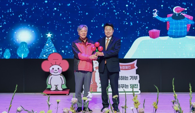 오성환 시장이 지난 2일 당진시청 대강당에서 '희망 2026 나눔 캠페인 이웃돕기 성금 모금 개막식'을 개최 후 기념촬영을 하고 있다. ⓒ 당진시