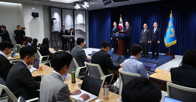 이 대통령은 비상계엄 1주년을 맞아 용산 대통령실에서 특별 성명을 발표하고 기자들의 질문을 받았다. ⓒ 연합뉴스