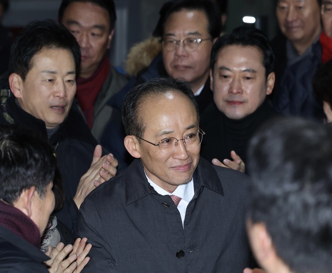 추경호 국민의힘 전 원내대표에 대한 구속영장이 기각되자 추 전 대표는 정부·여당을 향해 "정치 탄압, 야당 탄압을 중단하고 민생을 키우는 일에 집중해주시면 고맙겠다"고 말했다. © 연합뉴스