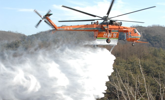산불 진화에 투입되는 산림항공관리본부 소속 초대형헬기. ⓒ 산림청