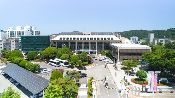 ㈜한국경영인증원이 심사하고 성평등가족부가 인증하는 '가족친화기관'에 4회 연속 인증기관으로 선정된 통영시청 전경. ⓒ 통영시