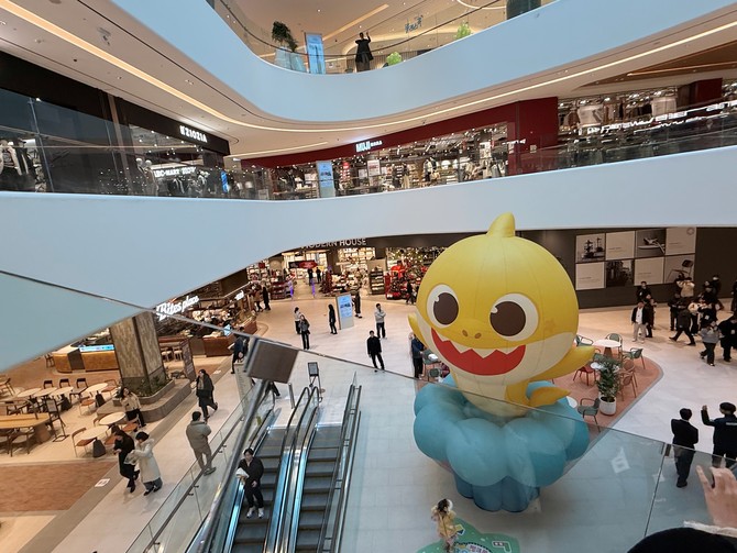 에스컬레이터를 타고 올라가면 매장 전경을 한 눈에 담을 수 있다. = 이인영 기자