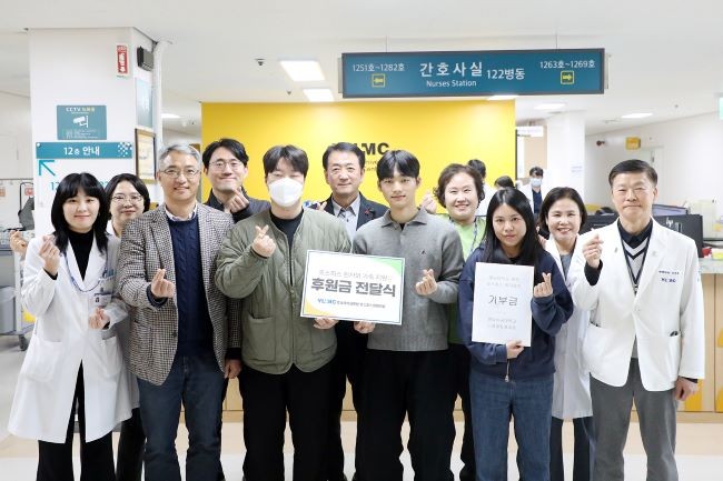 지난 1일 영남이공대학교 i-경영회계계열 학생들이 전공 수업을 통해 직접 기획·운영한 플리마켓 수익금을 영남대병원 호스피스병동에 기부하며 따뜻한 나눔을 실천했다. ⓒ 영남이공대학교