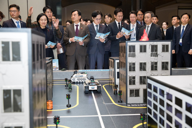 배경훈 부총리 겸 과학기술정보통신부 장관이 3일 오전 서울 용산구 그랜드하얏트호텔에서 열린 '국방-산업 인공지능 전환(AX) 확산을 위한 업무협약식'에 참석해 전시부스에서 설명을 듣고 있다. ⓒ 과학기술정보통신부