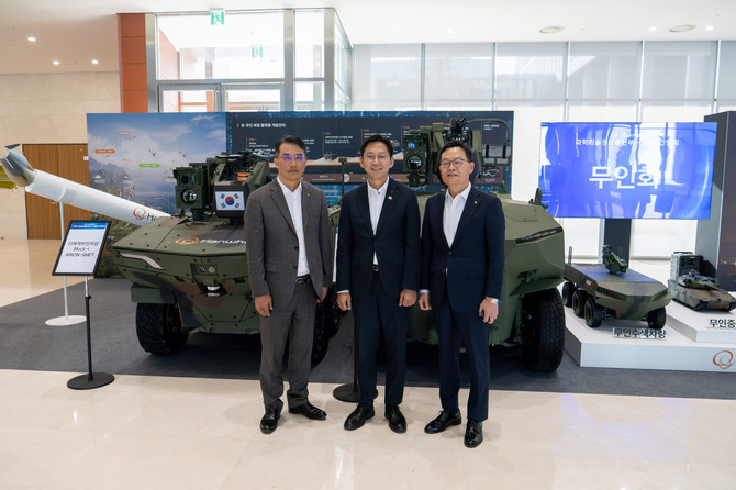 배경훈 부총리 겸 과학기술정보통신부 장관이 3일 오후 대전광역시 유성구 한화에어로스페이스 대전R&D캠퍼스를 방문해 한화에어로스페이스 및 한화시스템 연구개발 전시물을 살펴보고 주요연구개발 성과에 대한 설명을 듣고 있다. ⓒ 한화에어로스페이스