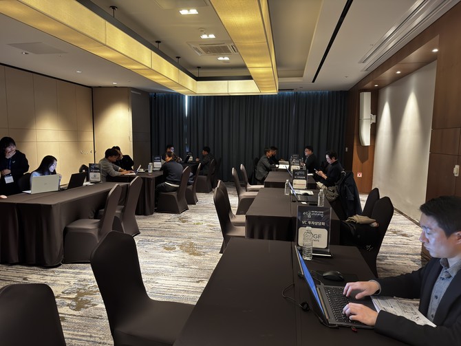 액셀러레이터 탭엔젤파트너스가 운영하는 오픈이노베이션 행사에는 많은 기업이 참가했다. = 김주환 기자