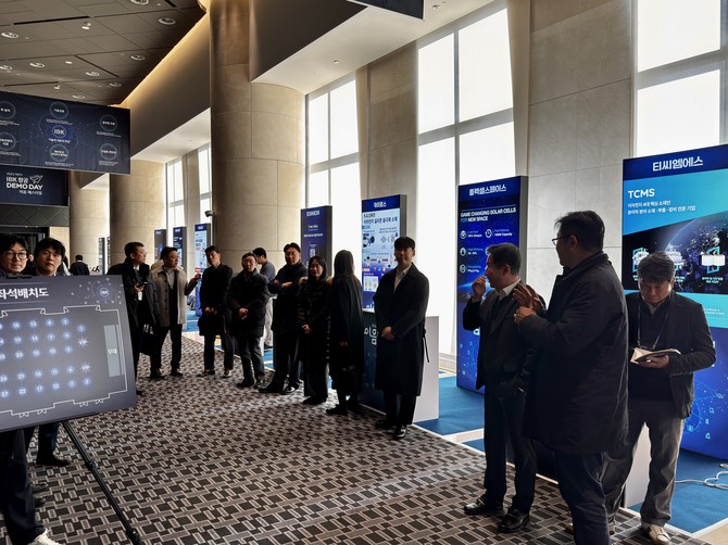 행사장 내부에 마련된 기업 홍보 부스 = 김주환 기자