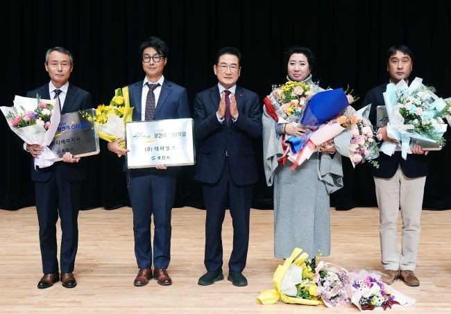 영천시 Pre-스타기업, 스타기업에 선정된 기업 대표 단체 기념촬영(왼쪽부터 디에이치씨, 데이웰즈, 최기문 영천시장, 정우하이텍, 바스플렉스). ⓒ 영천시