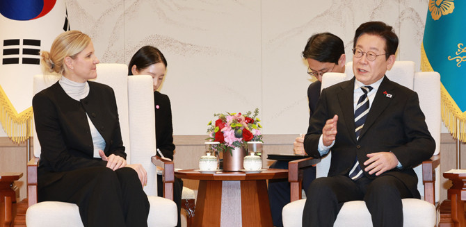 이 대통령은 3일 용산 대통령실에서 코번트리 IOC 위원장을 만나 한국과 IOC 간의 국제 스포츠 협력 방안에 대해 논의했다. ⓒ 연합뉴스