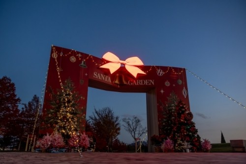동문 입구 호수정원 무대에 설치된 높이 13m 대형트리. ⓒ 순천시