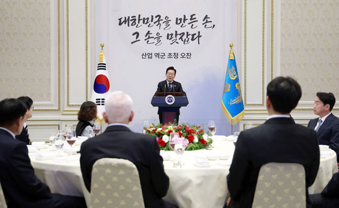 이 대통령은 4일 청와대 영빈관에서 우리나라의 산업역군을 초청한 오찬 간담회를 가졌다. ⓒ 연합뉴스