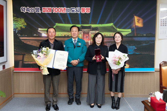 천영기 통영시장(왼쪽에서 두번째)이 집무실에서 6․25전쟁 당시 혼란한 전장 상황으로 제때 전달되지 못했던 화랑무공훈장을 75년 만에 유가족에게 전수하고 기념촬영을 하고 있다. ⓒ 통영시