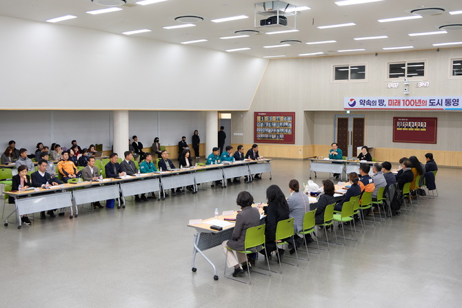 (재)통영문화재단 등 유관기관 관계자들이 시청 강당에서 '2025 국가유산 미디어아트 통영 모니터링 및 평가용역 결과보고회'를 개최하고 있다. ⓒ 통영시