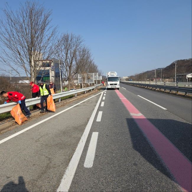 지난 2일 군위읍 일원의 국도 5호선 도로변 쓰레기 줍기 및 도로 측구 정비 등을 실시했다. ⓒ 군위군