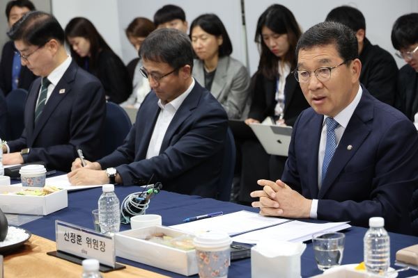 5일 서울 여의도 국회에서 열린 더불어민주당 행안위-행안부 당정협의에서 신정훈 행안위원장이 발언하고 있다. ⓒ 연합뉴스