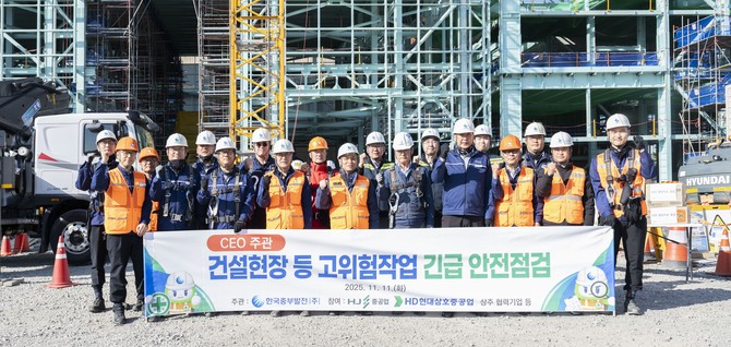 보령발전본부 신복합발전소 건설현장 점검 후 단체 기념촬영을 하고 있다. ⓒ 중부발전