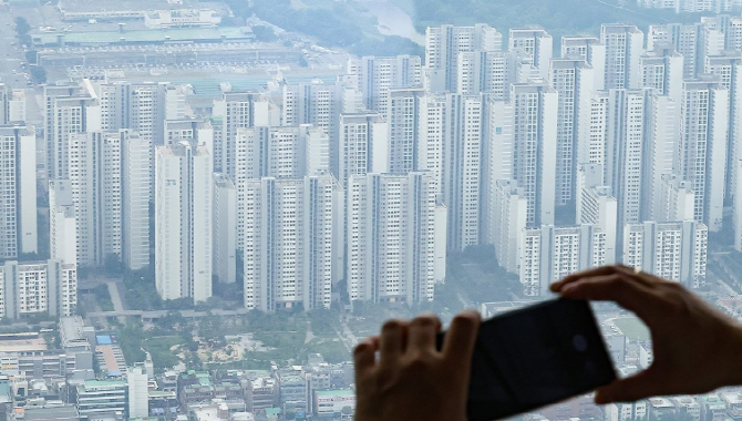 서울 송파구 롯데월드타워 전망대 '서울스카이'에서 내려다본 서울 시내 아파트와 빌라 단지 전경. © 연합뉴스