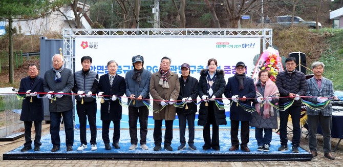 태안군 안면읍 승언리 LPG 배관망 준공식에서 가세로 군수와 지역주민들이 기념촬영을 하고 있다. ⓒ 태안군
