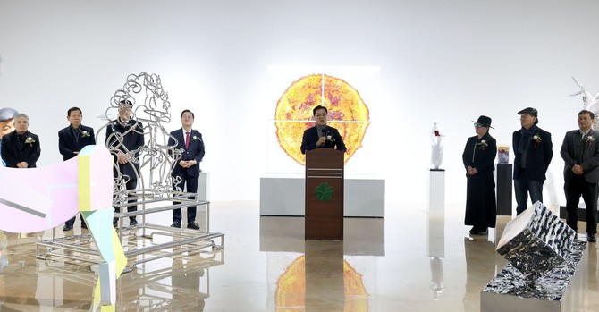 조원휘 의장은 4일 시립미술관에서 열린 제37회 대전조각가협회 해외작가 초대교류전 개막식에 참석해 축사를 하고 있다. ⓒ 의회사무국