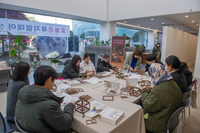 지난 3일 대구보건대학교 인당뮤지엄 로비에서 대구 지역 청년 연구자 및 재학생들이 힐링형 청년 생활문화축제 '뮤지엄 데이'의 프로그램 중 조선왕실등 만들기 프로그램에 참여하고 있다. ⓒ 대구보건대학교