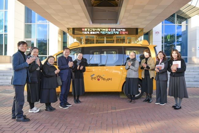 지난 3일 문경시는 다함께돌봄센터 1호점에 5000만원 상당의 어린이 보호차량을 전달했다. ⓒ 문경시