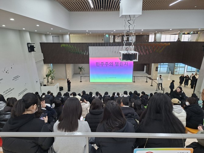 대한민국민주주의전당이 청소년을 대상으로 한 참여 민주주의 교육 프로그램을 연이어 운영하며 청소년들이 민주주의에 대해 알아보는 시간을 진행하고 있다. ⓒ 창원시