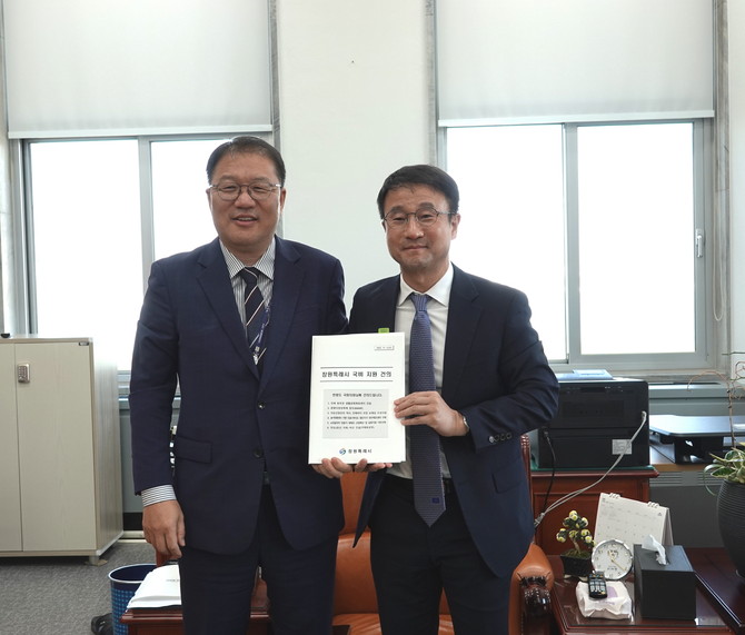 장금용 창원시장 권한대행이 국회를 방문해 한병도 예결위원장에게 창원시 2026년 소요예산을 설명하고 기념촬영을 하고 있다. ⓒ 창원시
