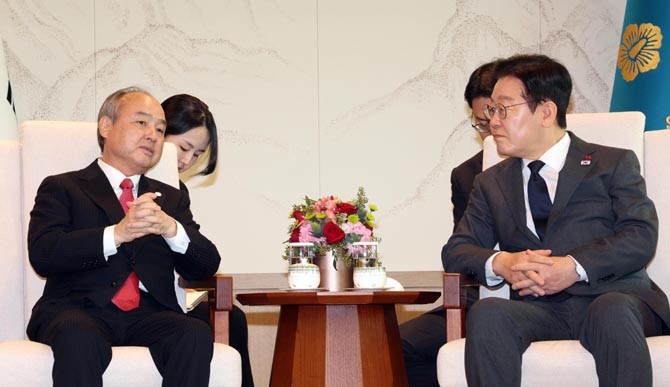 이 대통령은 5일 용산 대통령실에서 손정의 소프트뱅크 회장을 만나 AI의 미래 방향성에 대해 논의했다. ⓒ 연합뉴스