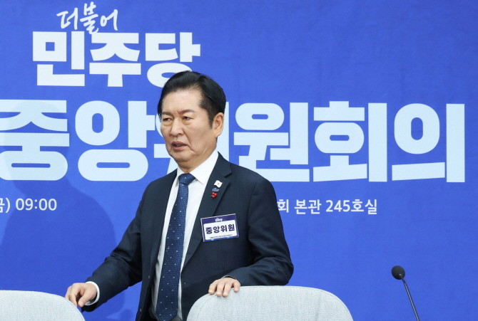 정청래 더불어민주당 대표가 5일 서울 여의도 국회에서 열린 제3차 중앙위 회의에 입장하고 있다. ⓒ 연합뉴스