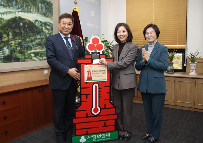 (왼쪽부터) 김재록 회장, 최호정 의장, 신혜영 사무처장이 기부 키오스크를 통해 성금을 전달하고 있다. © 사회복지공동모금회