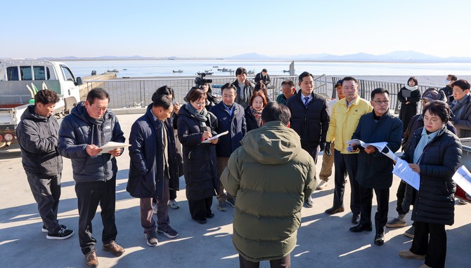 맷돌포구 음섬 해안길 구간 관광객 이용 활성화 및 공영주차장 필요성 점검하고 있다. ⓒ 의회사무국