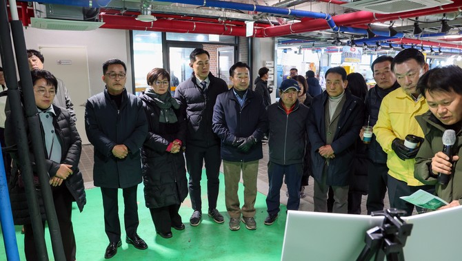 송악읍 한진포구 어촌뉴딜사업 및 센터 현장을 확인하고 있다. ⓒ 의회사무국