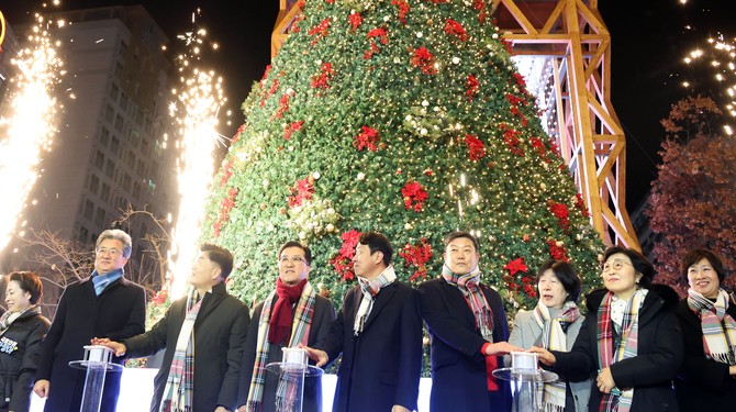 5일 대형 크리스마스트리가 화려하게 점등되는 순간, 행사 참석자들이 점등 버튼을 함께 누르며 축제의 시작을 알리고 있다. ⓒ 의회사무국