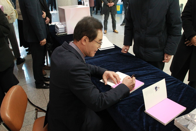 김상권 전 경남교육감 후보가 출판기념회에서 친필 서명을 하고 있다. ⓒ 프라임경제