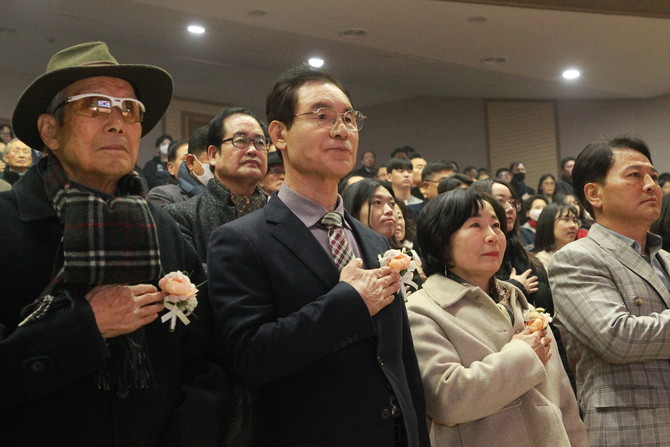 김상권 전 경남교육감 후보가 출판기념회에서 국기에대한 명세를 하고 있다. ⓒ 프라임경제
